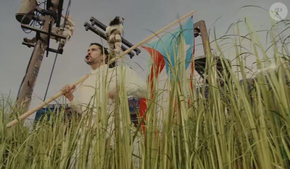 Bad Bunny se apresentou no show de intervalo do Super Bowl neste domingo (08) e, além da setlist cheia de hits, surpreendeu o público pela escolha dos looks