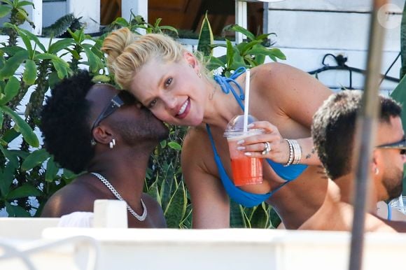 Casal apaixonado: Virgínia Fonseca e Vini Jr. aproveitam tarde de praia e não escondem o clima de romance