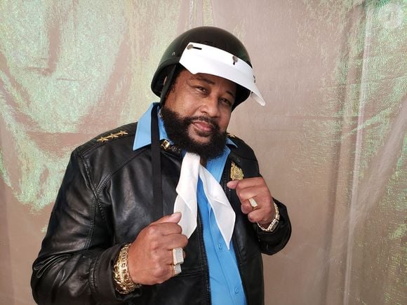 Victor Willis eternizou sua imagem como o policial do grupo Village People, e ajudou a escrever alguns dos seus maiores sucessos