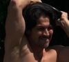 Galã de Três Graças aparece treinando à beira da piscina e web comenta físico do ator