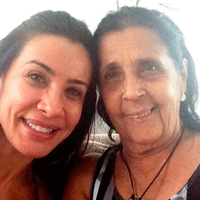Após a mãe de 84 anos perder o ganha-pão em enchente de MG, Scheila Carvalho rebate críticas e explica por que a idosa trabalha: ‘O mundo anda doente’