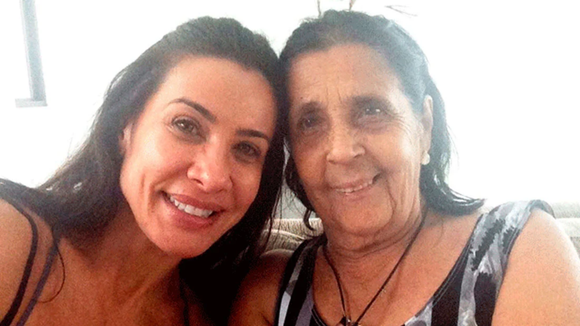 Após a mãe de 84 anos perder o ganha-pão em enchente de MG, Scheila Carvalho rebate críticas e explica por que a idosa trabalha: ‘O mundo anda doente’