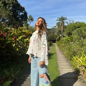 "Não vou mentir que até fomos sondadas. Mas eu, assim como nos outros convites que recebi para o BBB, neguei. porque acho que combino mais com assistir e torcer por amigos do que estar lá dentro como participante. Pelo menos, por enquanto", explicou Kelly Key