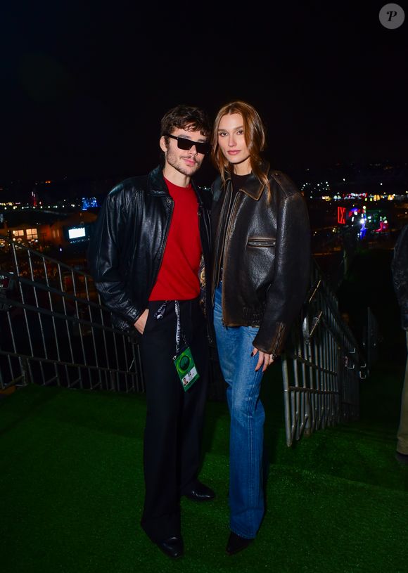 Sasha Meneghel e seu marido, o cantor João Lucas, também escolheram looks mais noturnos, combinando jaquetas de couro escuras e seguindo a estética do rock nas vestimentas; casalzão belíssimo!