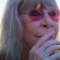 CRÍTICA | Entrevista inédita, funk proibidão com a neta e mais: novo documentário sobre Rita Lee foge do convencional e exibe intimidade sem flertar com o sensacionalismo