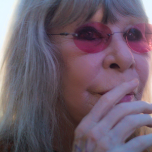 CRÍTICA | Entrevista inédita, funk proibidão com a neta e mais: novo documentário sobre Rita Lee foge do convencional e exibe intimidade sem flertar com o sensacionalismo