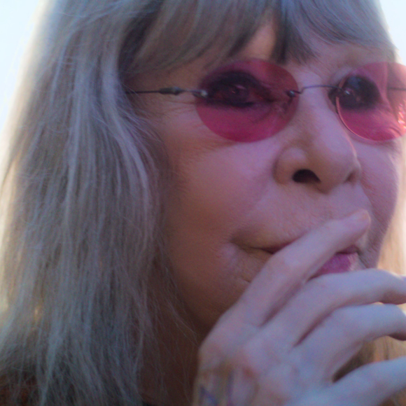 CRÍTICA | Entrevista inédita, funk proibidão com a neta e mais: novo documentário sobre Rita Lee foge do convencional e exibe intimidade sem flertar com o sensacionalismo