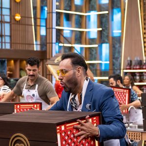A tradicional caixa misteriosa abriu o terceiro episódio do MasterChef Brasil 2026 com uma homenagem ao Dia dos Namorados