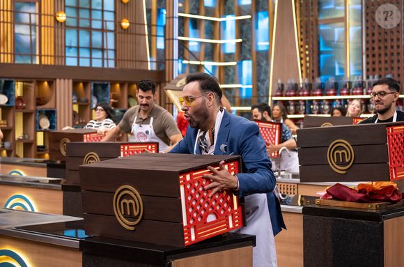 A tradicional caixa misteriosa abriu o terceiro episódio do MasterChef Brasil 2026 com uma homenagem ao Dia dos Namorados