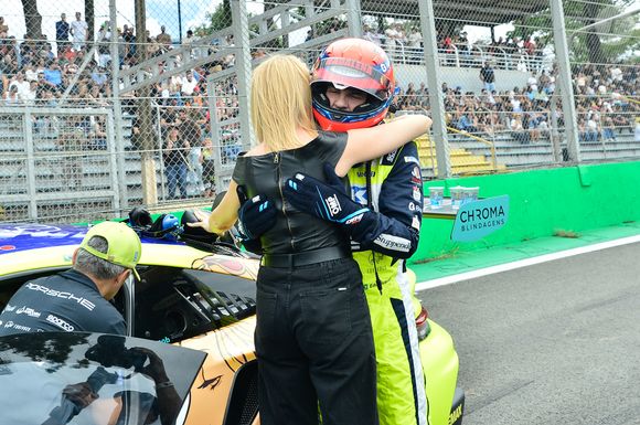 Ana Hickmann ganhou carinho do marido, Edu Guedes, pouco antes do começo da corrida em Interlagos da Porsche Cup