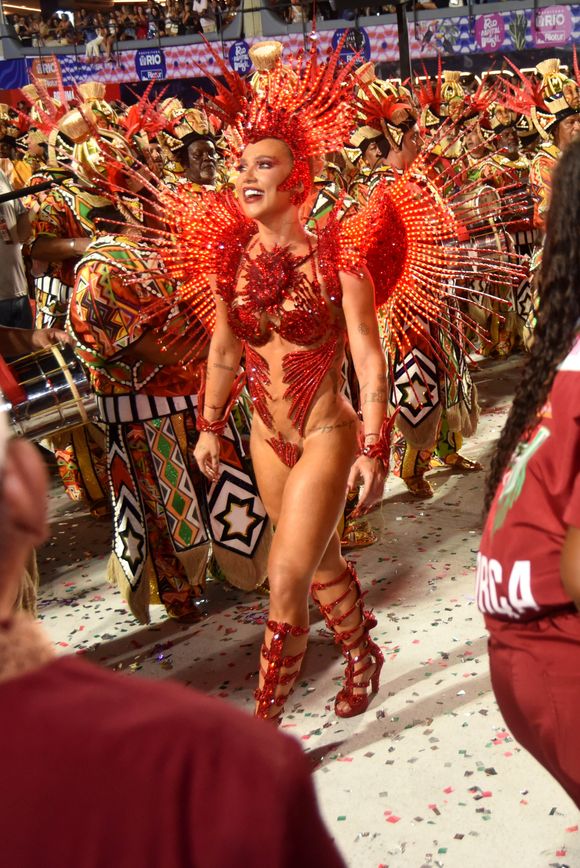 Virginia Fonseca foi elogiada por Paolla Oliveira ao estrear como rainha de bateria da Grande Rio no Carnaval 2026: 'Guerreira'