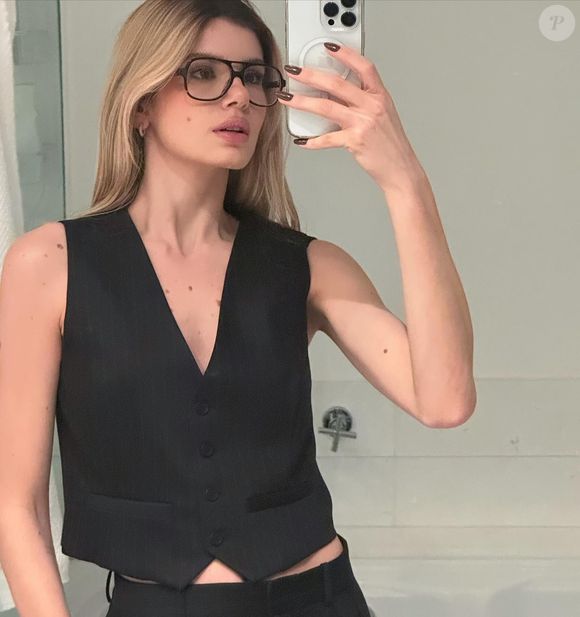 Já viu Camila Queiroz de óculos? Olha como a atriz fica linda!