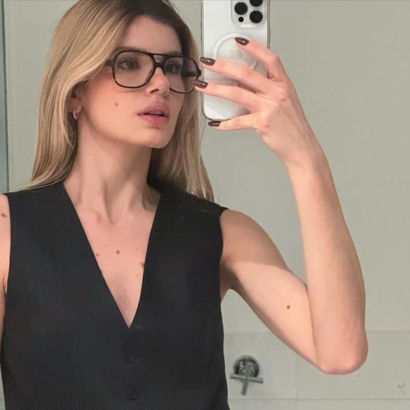 Já viu Camila Queiroz de óculos? Olha como a atriz fica linda!