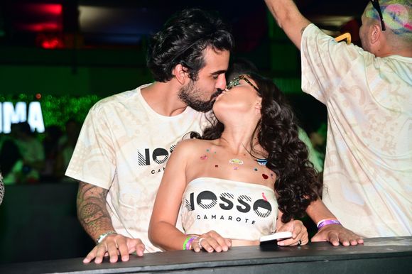 Carnaval 2025 teve beijo de Samantha Alves e Olavo na Sapucaí