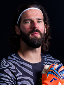 ‘O futebol traz muitas coisas erradas’: Alisson, goleiro da Seleção Brasileira, mergulhou na religião após se considerar ‘corrompido’ pelo meio esportivo