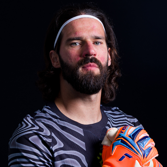 ‘O futebol traz muitas coisas erradas’: Alisson, goleiro da Seleção Brasileira, mergulhou na religião após se considerar ‘corrompido’ pelo meio esportivo