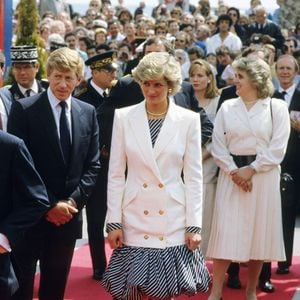 Em 1987, durante desembarque na Riviera Francesa, a eterna Princesa de Gales surgiu usando o modelo em uma produção assinada por Catherine Walker, composta por vestido mídi balonê listrado e blazer branco trespassado com ombros marcados