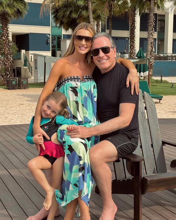 Roberto Justus, os filhos - entre eles, Vicky -, e a mulher, Ana Paula Siebert têm piscina, cinema privado e quadras de esporte em fazenda de luxo