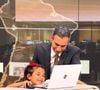 Filha de César Tralli questionou se Renata Vasconcellos iria se aborrecer caso ela se sentasse na sua cadeira do 'Jornal Nacional'