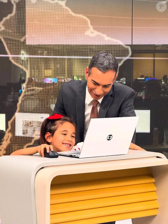 Filha de César Tralli questionou se Renata Vasconcellos iria se aborrecer caso ela se sentasse na sua cadeira do 'Jornal Nacional'