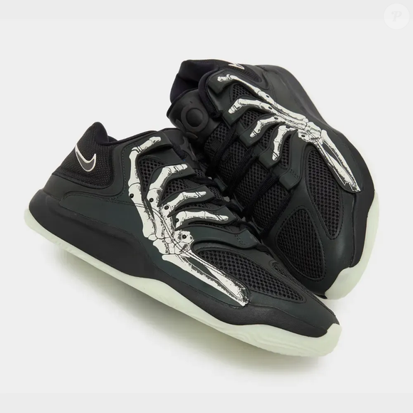 O Nike KD 18 Halloween tem solado de borracha que brilha no escuro e foi desenvolvido para oferecer tração durante os movimentos. O detalhe reforça a proposta temática do modelo, criado para celebrar a temporada de Halloween