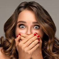 Unhas em gel na mira da ciência: o ingrediente proibido na Europa que o Brasil ainda libera