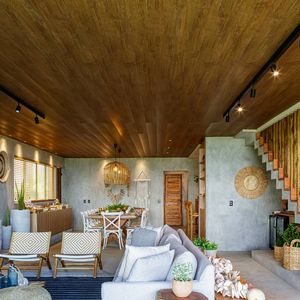 Luxo que não faz barulho: com adega, cervejeira e equipe exclusiva, a casa em São Miguel dos Milagres reúne conforto cinco estrelas sem abrir mão da privacidade