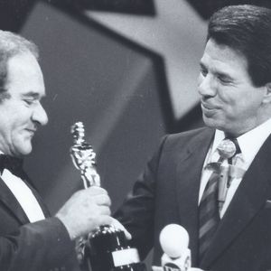 'Troféu Imprensa Especial' foi dado a Ronald Golias por Silvio Santos em 1986