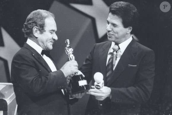 'Troféu Imprensa Especial' foi dado a Ronald Golias por Silvio Santos em 1986