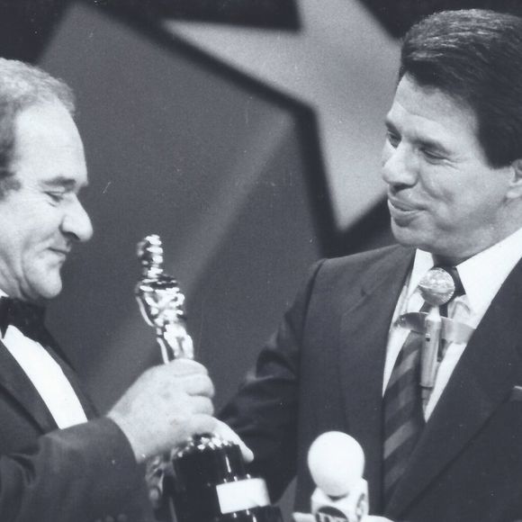 'Troféu Imprensa Especial' foi dado a Ronald Golias por Silvio Santos em 1986
