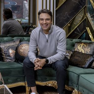 Além de Tadeu Schmidt, diversos outros famosos também já realizaram transplante capilar