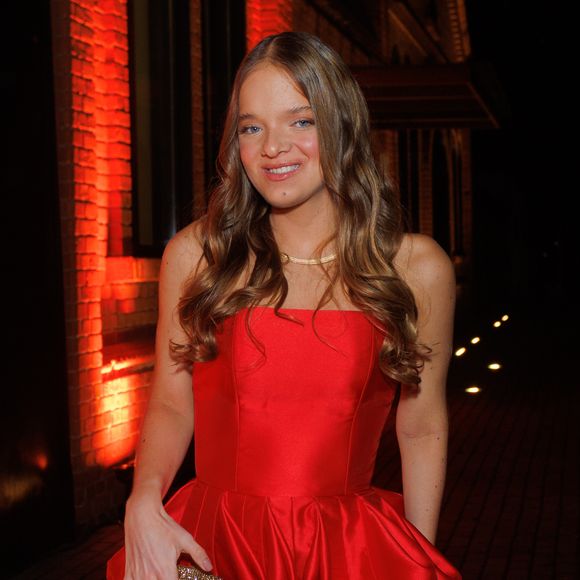 Rafaella Justus optou por um vestido vermelho sem alças, em tecido acetinado