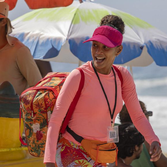Raquel (Taís Araújo) faz sucesso vendendo sanduíche na praia em Vale Tudo