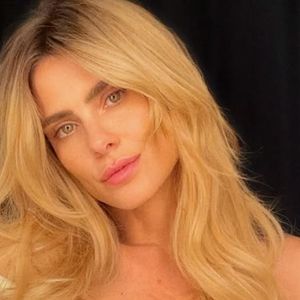 Agora, Carolina Dieckmmann assina com duas letras 'M' em seu sobrenome, que antes tinha apenas uma