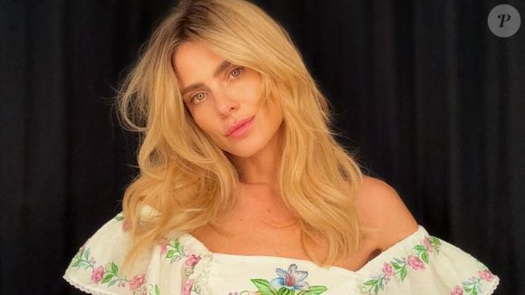 Agora, Carolina Dieckmmann assina com duas letras 'M' em seu sobrenome, que antes tinha apenas uma