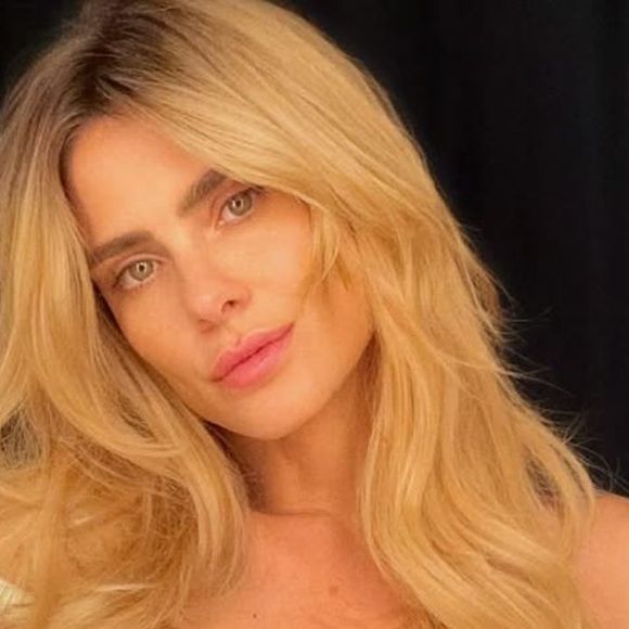 Agora, Carolina Dieckmmann assina com duas letras 'M' em seu sobrenome, que antes tinha apenas uma