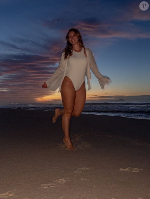 De maiô cavado branco, Paolla Oliveira chama atenção em fotos na praia durante comemoração de aniversário