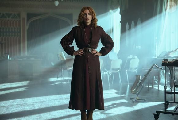 A professora Isadora Capri oferece ajuda a Tyler no final da segunda parte da 2ª temporada de 'Wandinha'