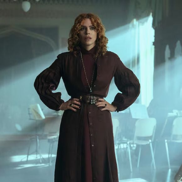 A professora Isadora Capri oferece ajuda a Tyler no final da segunda parte da 2ª temporada de 'Wandinha'