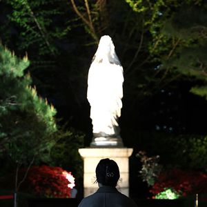 Seul, Coreia do Sul: uma mulher reza na Catedral de Myeongdong após a morte do Papa Francisco