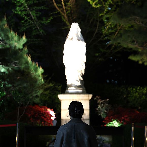 Seul, Coreia do Sul: uma mulher reza na Catedral de Myeongdong após a morte do Papa Francisco