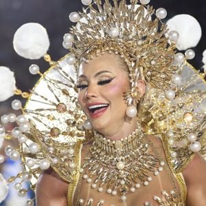 Vivi Winkler representou o sol em sua fantasia para desfilar na Vila Isabel