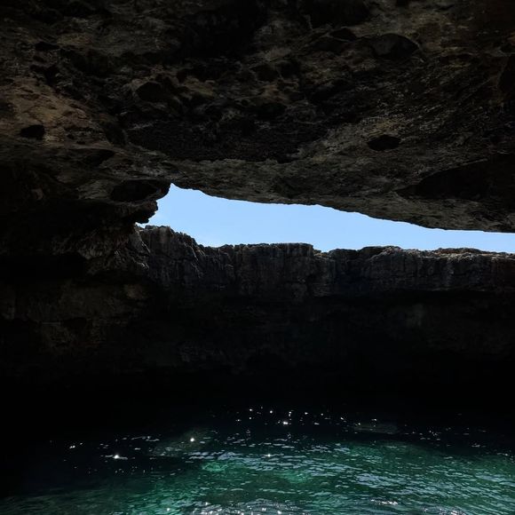 Bruna Marquezine compartilha visita à gruta na Itália