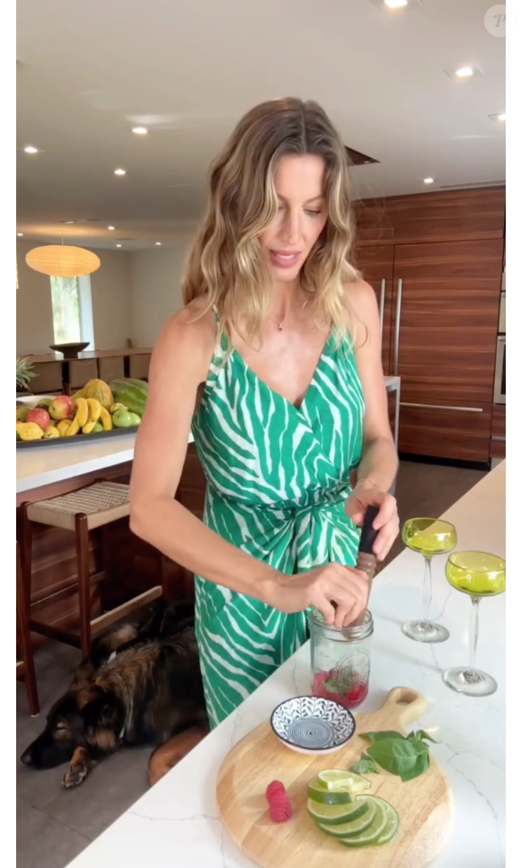 Para fazê-la, basta amassar meia xícara de framboesas, misturar com 2 a 5 folhas de manjericão, suco de meio limão e uma colher de chá de mel