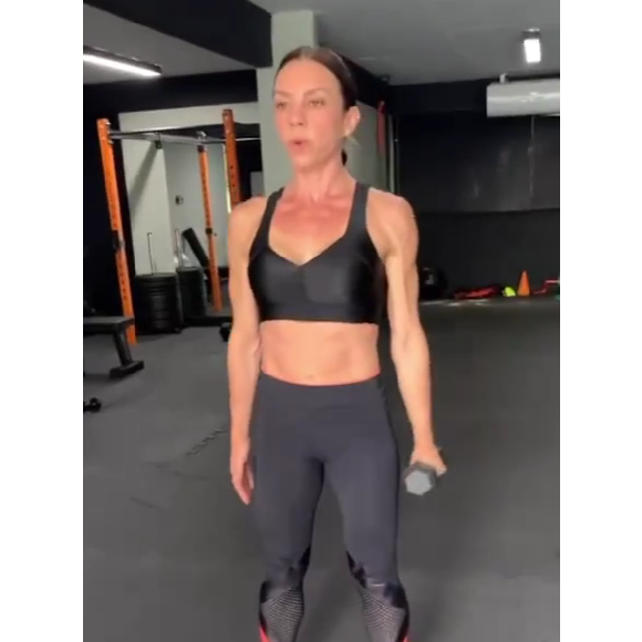Carla Marins, a Joyce de 'História de Amor', fez dieta sem álcool e é adepta aos exercícios físicos, de 5 a 6 vezes na semana.
