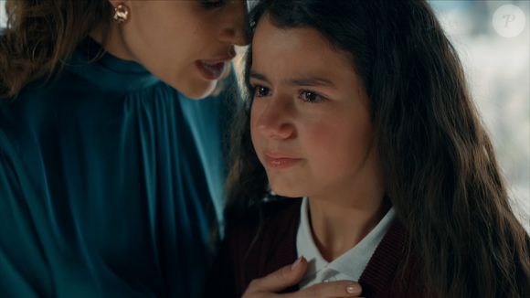 Filha de Karsu, Tilsim ser vista liga para a mãe e pede para ela ir buscá-la na casa do pai, no capítulo de quarta-feira 18 de março de 2026 da novela 'Coração de Mãe'