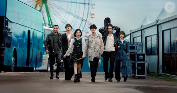 'Coração de Vidro': uma baterista talentosa é expulsa de sua banda e, ao ser recrutada por um músico famoso, luta para provar seu talento e superar obstáculos