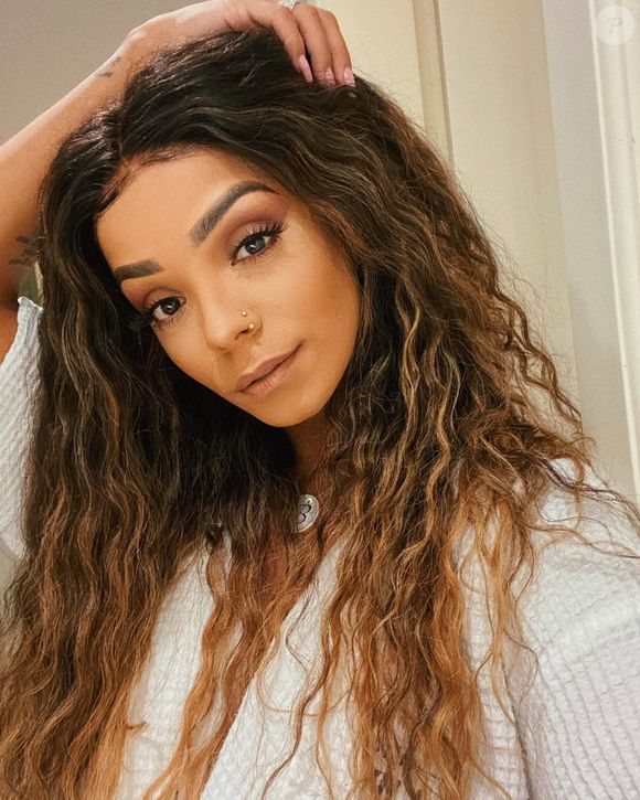 Brunna Gonçalves também já não usava maquiagens tão marcadas quanto antes