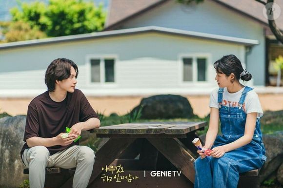 'Não Quero Fazer Nada': cansada da vida na cidade e abalada por perdas pessoais, uma jovem decide recomeçar em uma pequena cidade litorânea. Por lá, ela conhece um bibliotecário tímido e cheio de traumas