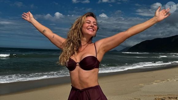 Heleninha em 'Vale Tudo', Paolla Oliveira celebra aniversário de 43 anos com fotos de biquíni na praia e web reage: 'Vi uma sereia'